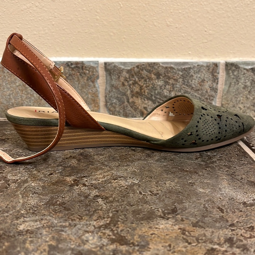 Rialto small wedge shoes size 7w